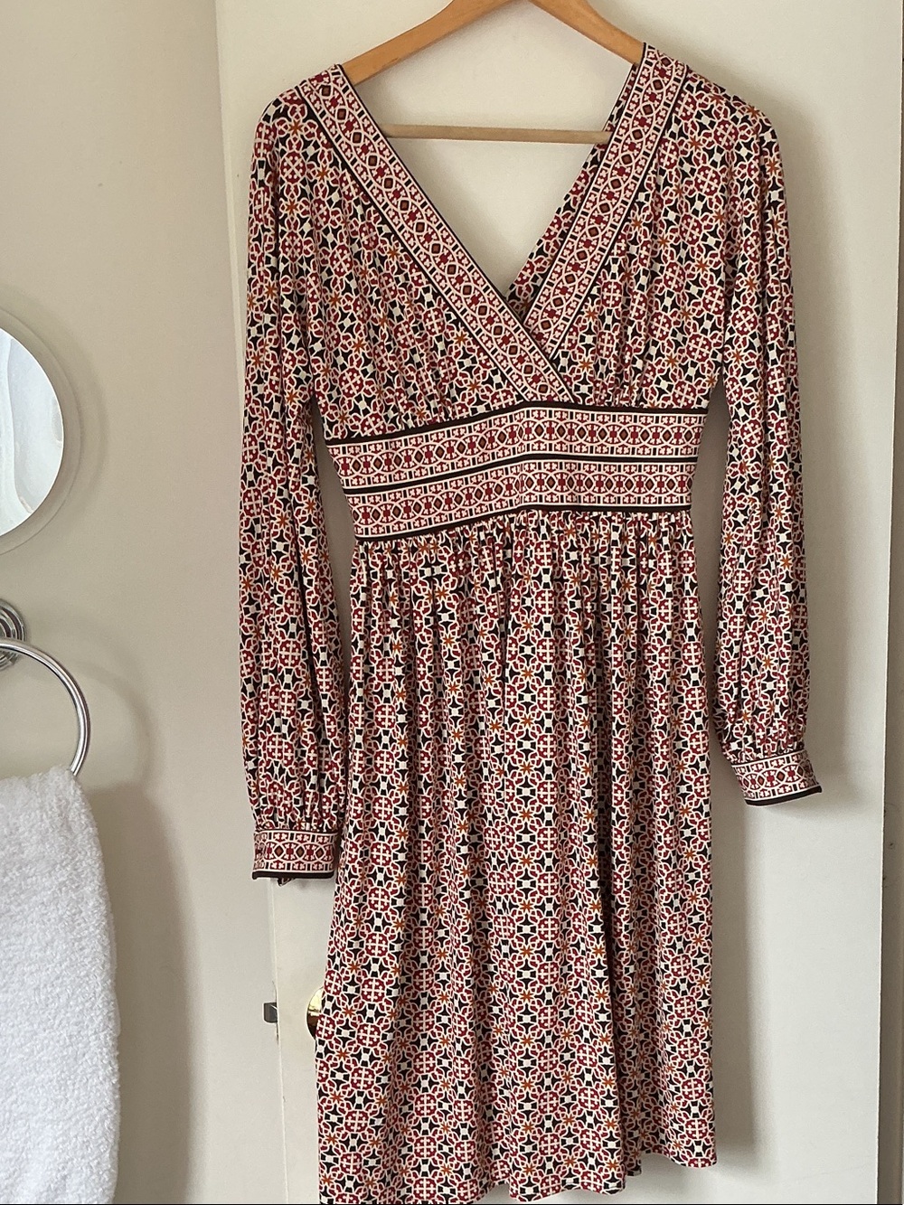 MAGGY LONDON Women's Red and Cream Printed V-Neck Long Sleeve Dress